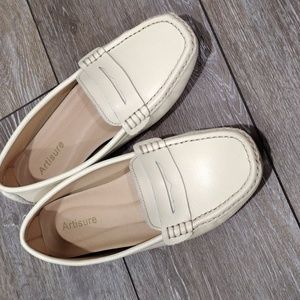 Artisure cream colored leather driving moccasins. Size 9.5